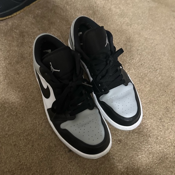 1s gray